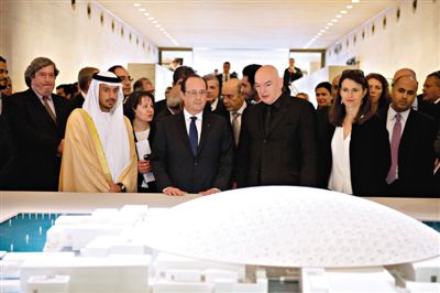 4月29日，法國總統(tǒng)奧朗德（中）和阿布扎比文化遺產(chǎn)委員會主席蘇爾坦親王（左）一起觀看“阿布扎比盧浮宮”建筑模型。盧浮宮計劃打造“阿布扎比盧浮宮”，以推廣法國文化。