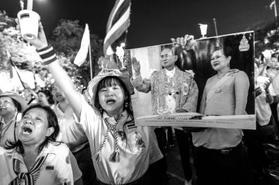 5日，泰國(guó)巴蜀府海濱度假勝地華欣，數(shù)萬民眾身穿國(guó)王的代表色“黃色”T恤，自發(fā)上街，口喊“國(guó)王萬歲”的口號(hào)。