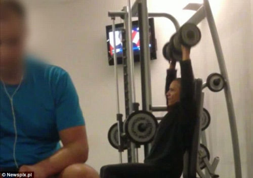 奧巴馬安?，F(xiàn)漏洞舉啞鈴健身時(shí)遭偷拍（組圖）（2）