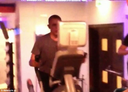 奧巴馬安?，F(xiàn)漏洞舉啞鈴健身時(shí)遭偷拍（組圖）（4）