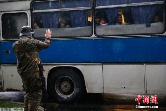 烏克蘭頓涅茨克，烏克蘭政府軍對當(dāng)?shù)爻掷m(xù)炮擊，民眾為躲避戰(zhàn)火，紛紛登上列車離開。