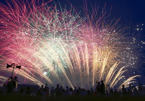 日本關(guān)東甲信地區(qū)當天發(fā)布了梅雨期結(jié)束的消息，東京都葛飾區(qū)的江戶川河川敷當晚舉行了煙花大會，約13000束煙花在夜空中綻放。（網(wǎng)頁截圖）