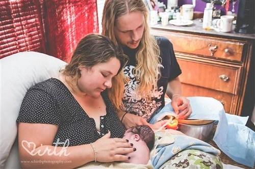 美國產婦流行“慢火燒斷臍帶” 稱能促進母嬰感情