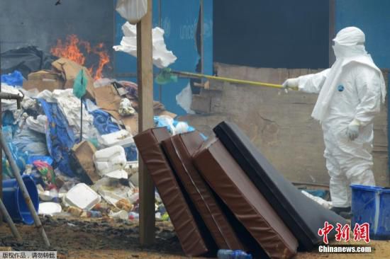 當(dāng)?shù)貢r間2014年9月3日，利比里亞蒙羅維亞，約翰·菲茨杰拉德·肯尼迪醫(yī)院的醫(yī)護(hù)人員和病人。9月1日