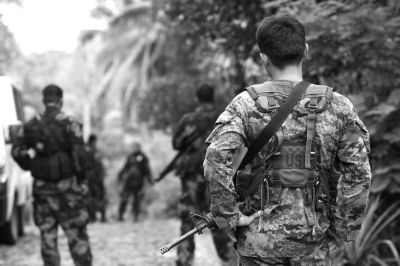 2009年12月13日，在菲律賓南阿古桑省，菲律賓安全部隊人員在一處現(xiàn)場警戒。圖/CFP