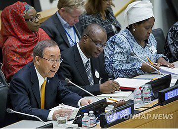 為應(yīng)對(duì)埃博拉疫情，秘書(shū)長(zhǎng)潘基文主持召開(kāi)高級(jí)別會(huì)議。