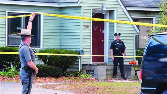 8日，紐約州當(dāng)?shù)鼐旆怄i案發(fā)現(xiàn)場(chǎng)。