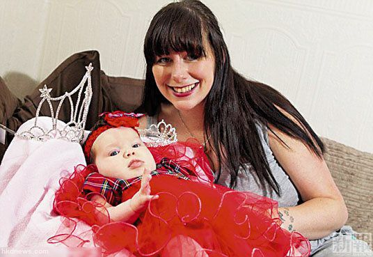 柯林斯在女兒盧娜6個(gè)月大時(shí)，便讓女兒參加選美。