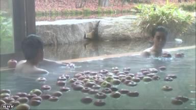 一個(gè)個(gè)蘋果漂浮在浴槽內(nèi)（NHK網(wǎng)頁(yè)截圖）。
