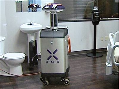 可通過(guò)發(fā)射紫外線對(duì)房間消毒的機(jī)器人。