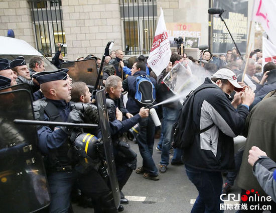 　　當?shù)貢r間2014年11月27日，法國巴黎，法國農民帶綿羊在埃菲爾鐵塔附近抗議，要求環(huán)保部門采取有效措施解決狼群襲擊羊群問題?！D片來源：TRICK KOVARIK/CFP