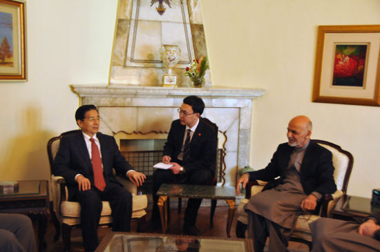 　11月30日，阿富汗總統(tǒng)加尼在首都喀布爾會見到訪的中國國務(wù)委員郭聲琨。