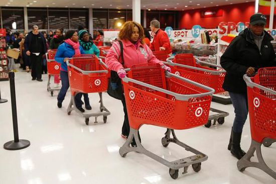 在整個(gè)感恩節(jié)假期，美國零售業(yè)銷售下降11%，為連續(xù)第二年下降。