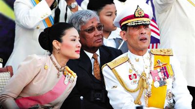 蒙西拉米左與哇集拉隆功王儲(chǔ)右一同參加活動(dòng)。