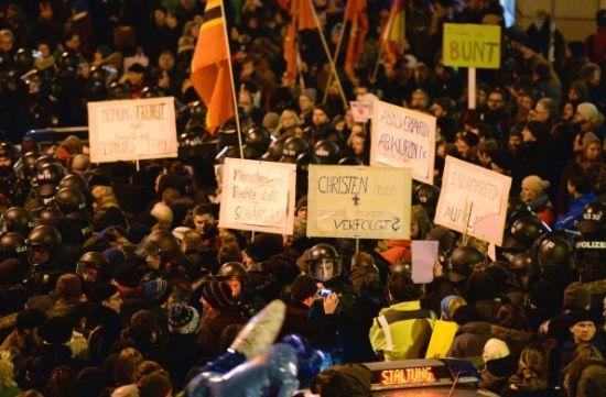 示威人群打出標(biāo)語(yǔ)。