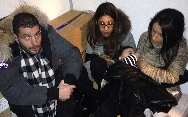 照片顯示了部分人質躲藏于冷藏室中的情景。