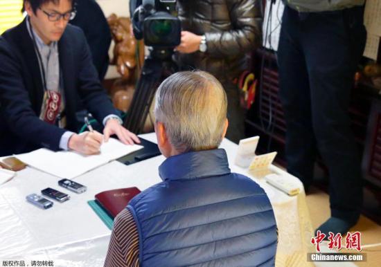 當?shù)貢r間1月25日，日本千葉市，日本遭“伊斯蘭國”綁架人質(zhì)湯川遙菜的父親接受媒體采訪。伊斯蘭國武裝(IS)24發(fā)布視頻顯示，其中一位被綁架日本人質(zhì)湯川遙菜(Haruna Yukawa)已經(jīng)被該組織殺害。日本政府表示將驗證視頻的真實性。 視頻：關(guān)注日本人質(zhì)事件：極端組織視頻顯示一人質(zhì)已遭殺害來源:央視新聞