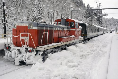JR一臥鋪特急列車，因大雪在JR奧羽線津輕湯站附近拋錨，約130名乘客不得不在車上過夜。