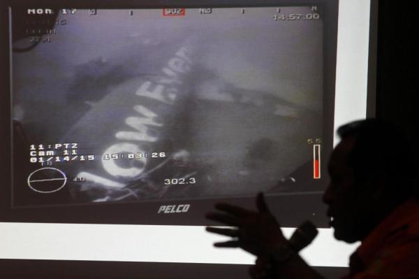 這是1月14日新加坡國防部長黃永宏在其社交網(wǎng)站上傳的亞航失事航班QZ8501機身照片。