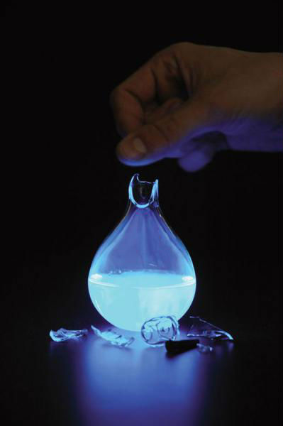 荷蘭藝術(shù)家發(fā)明人血燃料燈，一滴血照亮整間房。圖片來源：新加坡《聯(lián)合早報》網(wǎng)站