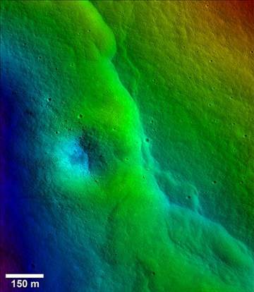 不只月球引力影響地球，科學(xué)家借由月球表面數(shù)千的裂縫推斷，地球引力似乎正對月球表面造成嚴(yán)重影響