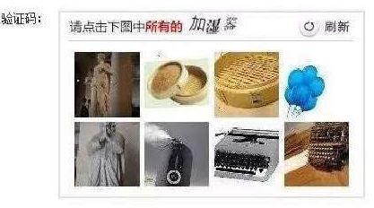 澎湃新聞記者從鐵路上海站了解到，目前窗口售票采用的系統(tǒng)與12306網(wǎng)購不同，購票者通過身份證件的驗證，即可購票。根據(jù)往年經(jīng)驗，每年臘月二十三到二十九的火車票最為緊俏，對應(yīng)的網(wǎng)絡(luò)購票日期為12月4日至10日，春運火車票搶票也進入最白熱化的狀態(tài)。對此，鐵路部門提醒，如果沒能在第一時間買到票，旅客不妨在起售時間30分鐘后、開車前15天和開車前1天三個時間點“撿漏”，可能會有意外的收獲。