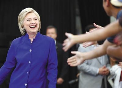 當(dāng)?shù)貢r(shí)間6日，美國(guó)加利福尼亞州長(zhǎng)灘市，心情大好的希拉里與支持者互動(dòng)。 圖/CFP