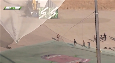 艾金斯成功落到一個1/3足球場大小的安全網上。