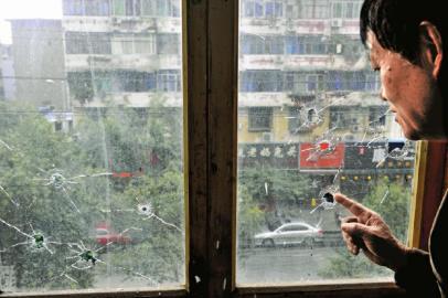 10月17日，朱先生家窗戶(hù)被擊穿。