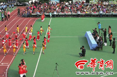 昨日，部分學生演員身著短袖短褲在表演節(jié)目 本報記者張欣攝