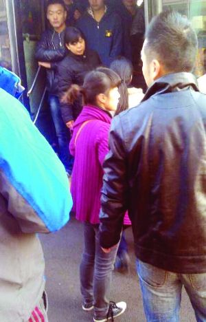 現(xiàn)場僵持不下，穿玫紅色衣服女子要車上乘客給她道歉