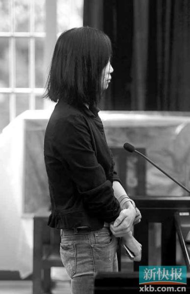 昨日，何敏在庭上抿著嘴不停抹眼淚。新快報(bào)記者孫毅/攝