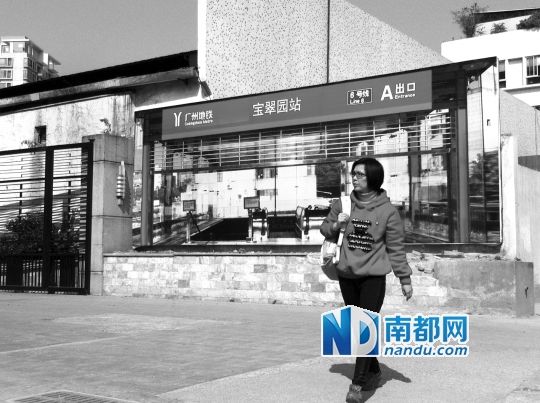 不少行人將這幅畫誤認(rèn)為是真地鐵站。南都記者 單小亮 攝