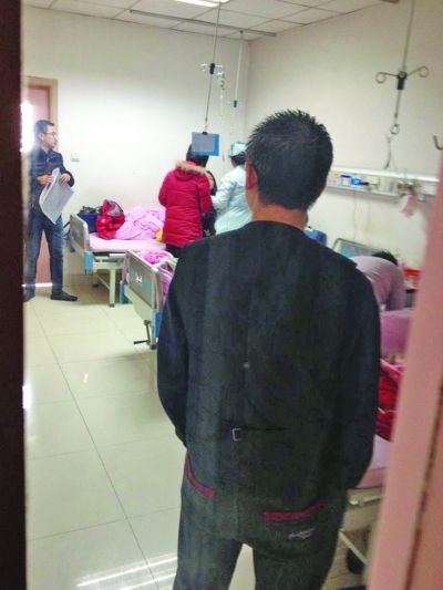 男孩一家神情凝重。