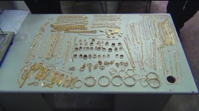 警方追回的被搶金首飾，有172件，2200多克。其余的都被嫌疑人變賣，用來購(gòu)買手機(jī)的汽車。