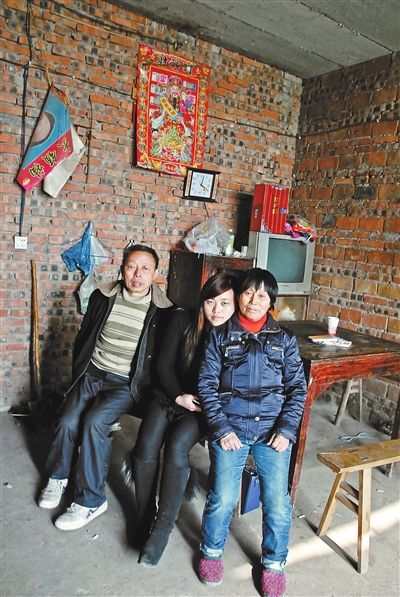 超生女謝先梅(中)、養(yǎng)父謝運(yùn)才（左）、謝運(yùn)才的嫂子唐富秀