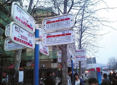 3月16日，江蘇省南京市，眾多乘客在“火車站廣場(chǎng)東”站臺(tái)候車。圖/東方IC