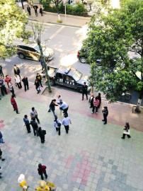 市民提供給賀偉的事發(fā)時雙方?jīng)_突照片。