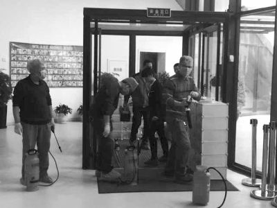 相關(guān)人員正在對園區(qū)消毒。讀者供圖