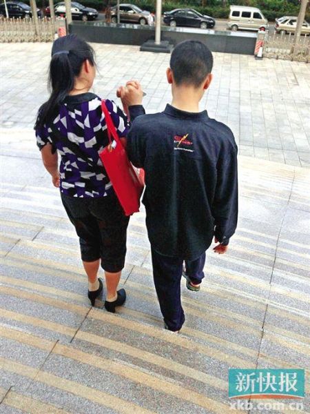 李星兒與媽媽蔣女士牽手走出法院。 新快報記者 張國鋒/攝