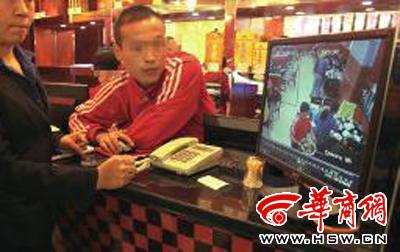 昨日，李女士展示從火鍋店抱回的火鍋，內(nèi)有濕巾