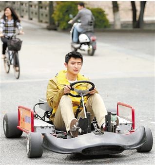 大學(xué)生2個月造出電動卡丁車 大學(xué)生2個月造出電動卡丁車