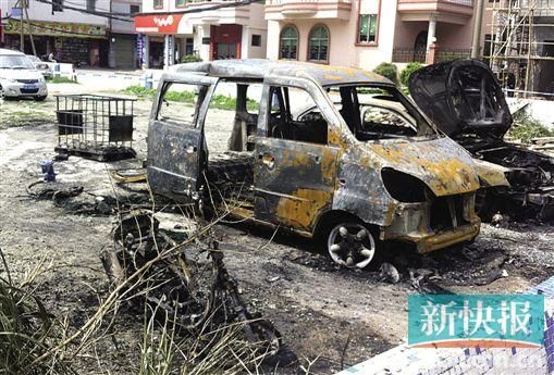 涉事面包車燒剩鐵殼。