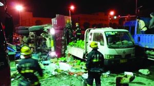 渣土車(chē)側(cè)翻在地，現(xiàn)場(chǎng)一片狼藉