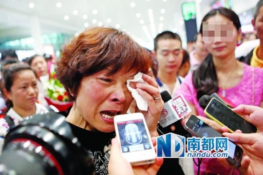 昨日，被拐25年的翁女士(粉紅色衣服者)與生母在深圳機(jī)場(chǎng)見(jiàn)面。