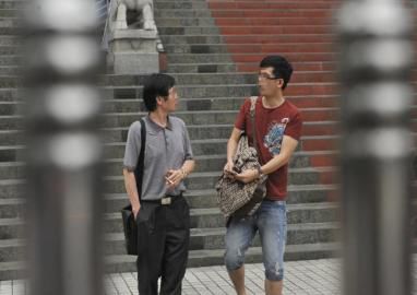 駱嘉文的父親一直陪同。