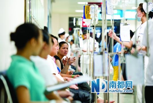 醫(yī)院走道坐滿了打吊針的員工。