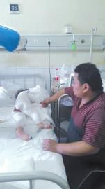 伏登順與女兒在一起。