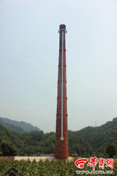 昨日中午，68米高的“溫度計(jì)”最上端，顯示著實(shí)時(shí)溫度