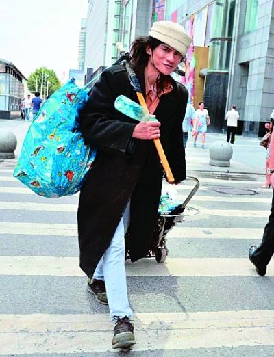 在武廣附近拍攝到的拾荒男。